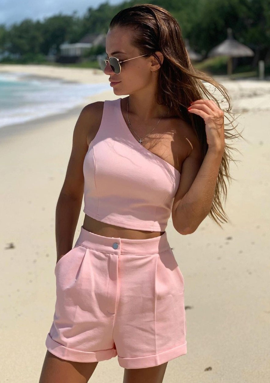 Dviejų dalių persikinės spalvos kostiumas