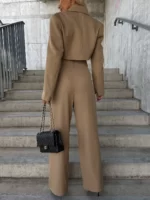 Stilingas kostiumas nude spalvos