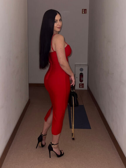 Raudona bandažinė midi suknelė