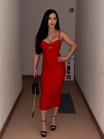 Raudona bandažinė midi suknelė – VIP Dress Raudona bandažinė midi suknelė