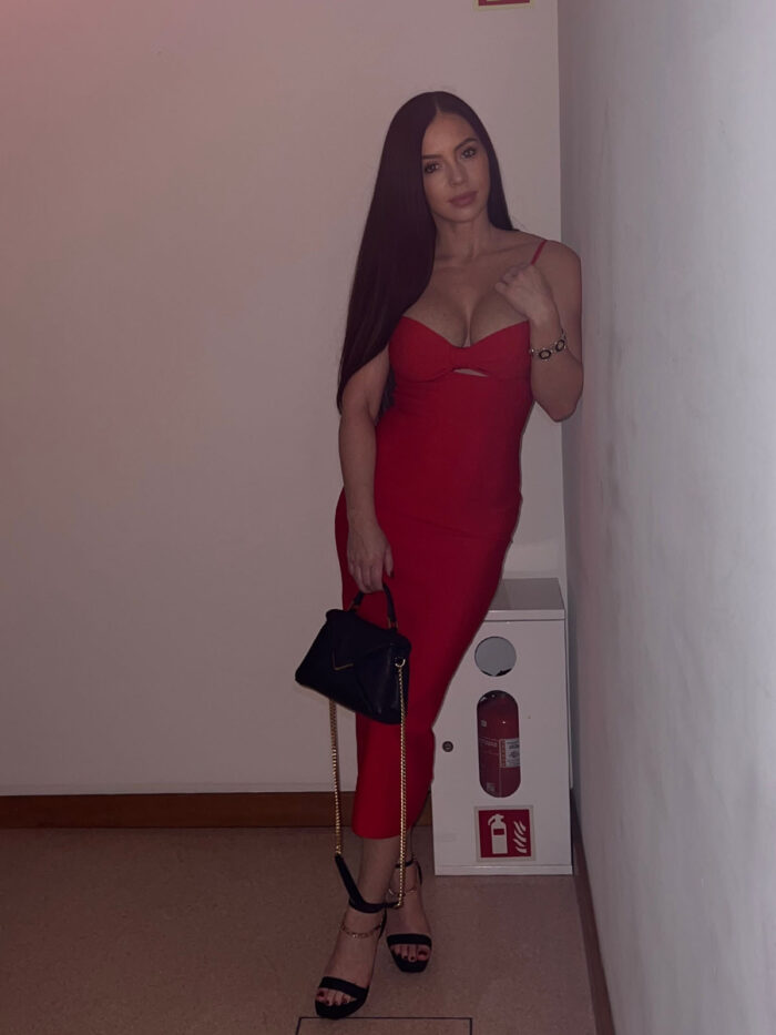 Raudona bandažinė midi suknelė