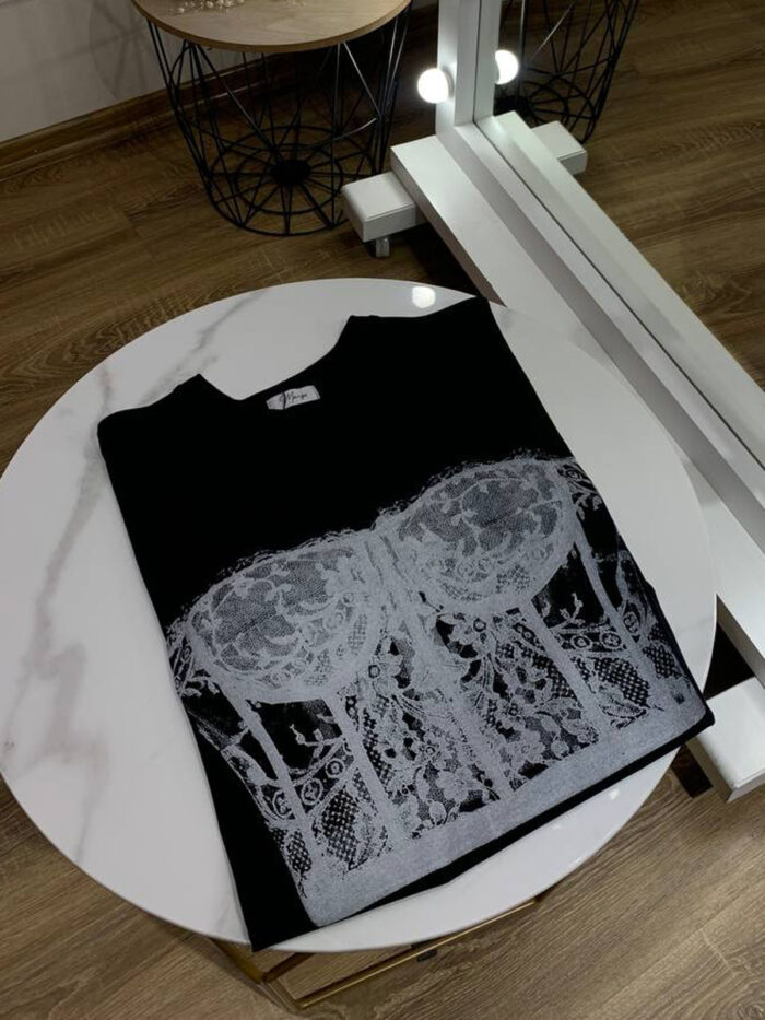 Madingi oversize marškinėliai su korseto imitacijos printu
