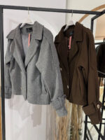 Trumpas klasikinio silueto paltas