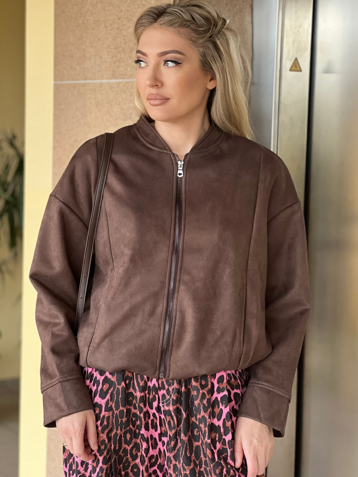 Moteriška ruda striukė su užtrauktuku – VIP Dress Moteriška ruda striukė su užtrauktuku