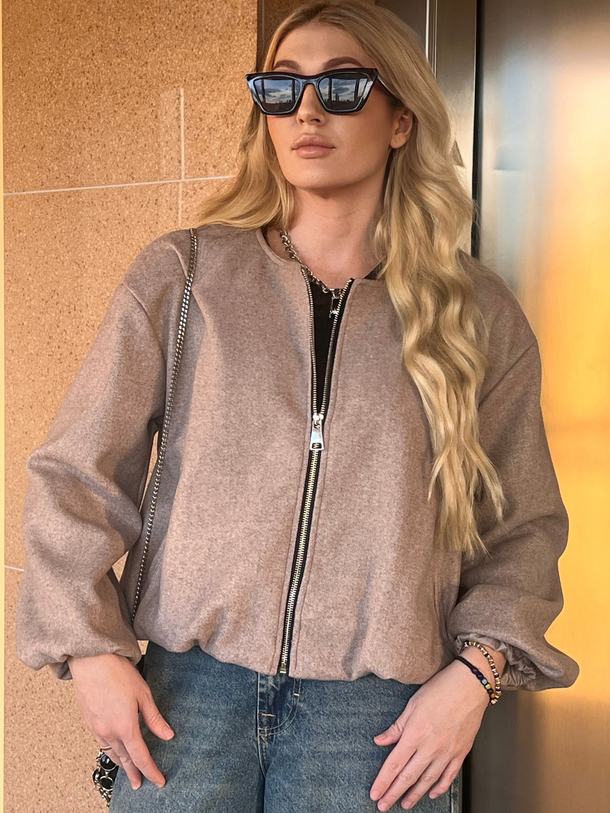 Stilinga nude spalvos striukė – VIP Dress Stilinga nude spalvos striukė